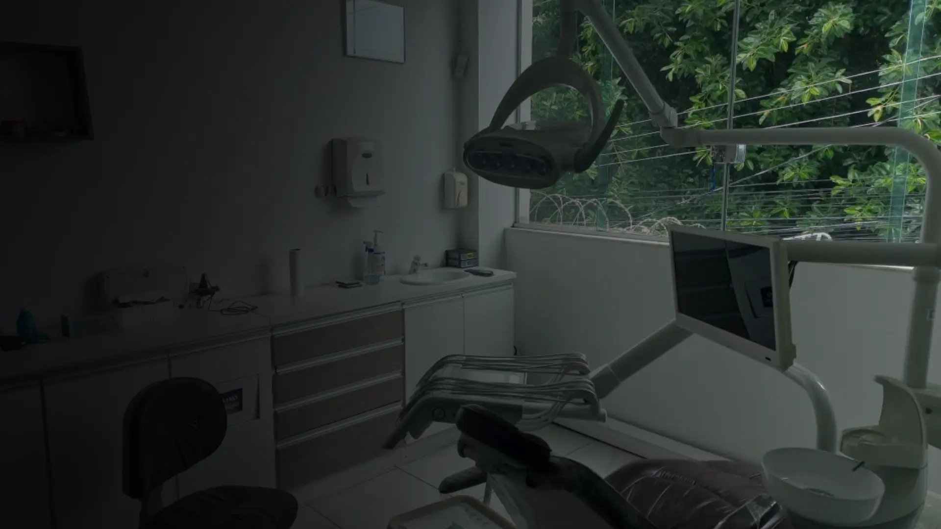 Paciente realizando tratamento de clareamento dental em consultório na Hitoshi Odontologia, em Belo Horizonte.